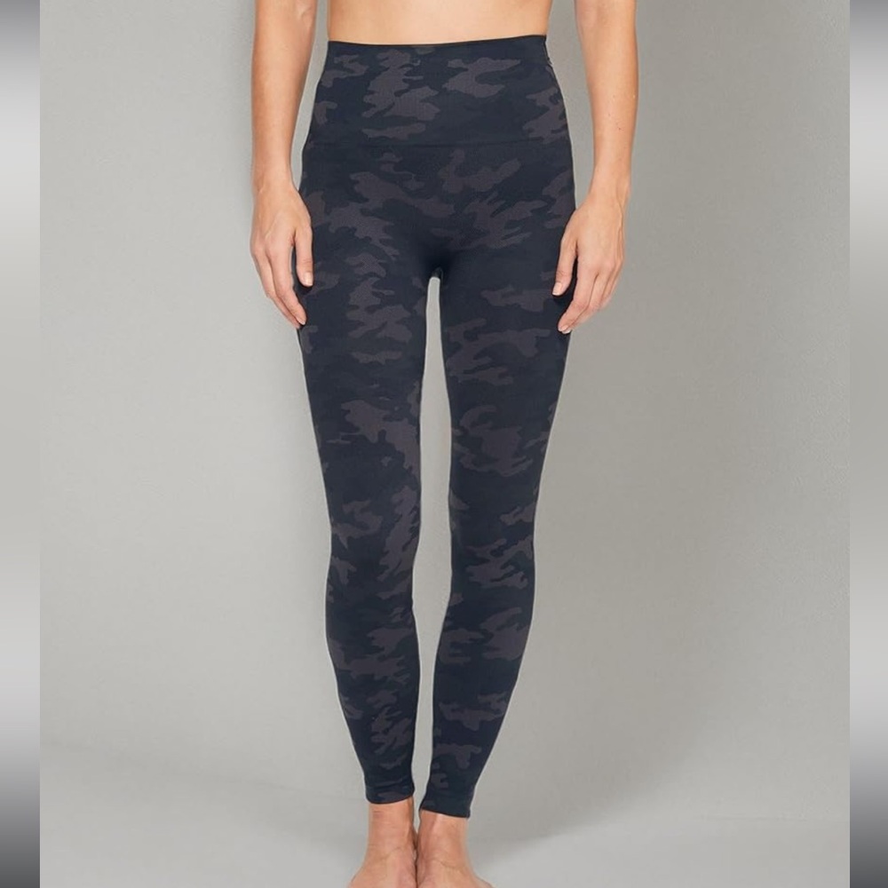Spanx Women’s Leggings Look at Me Now Seamless Black Camo Size S NWT.